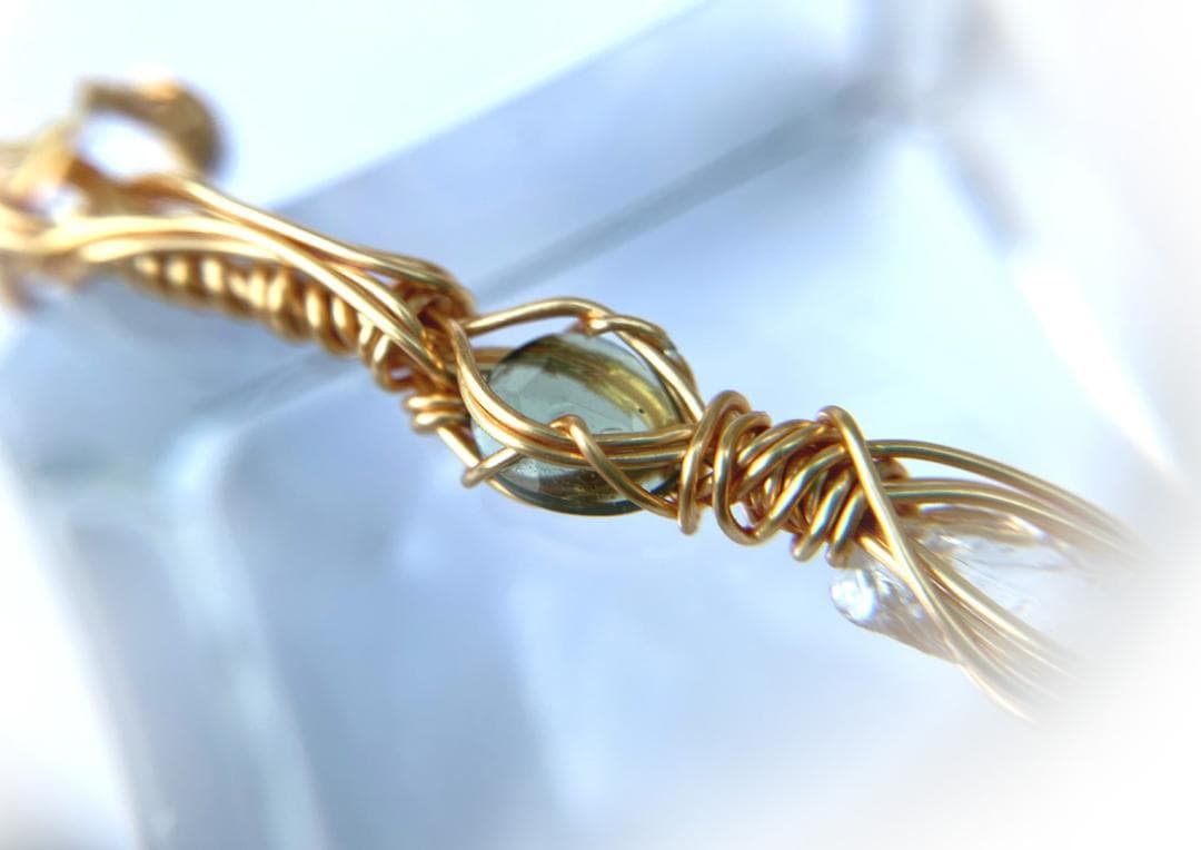 高波動フェナカイトシナジーペンダントトップ（サポートストーン：モルダバイト）◇