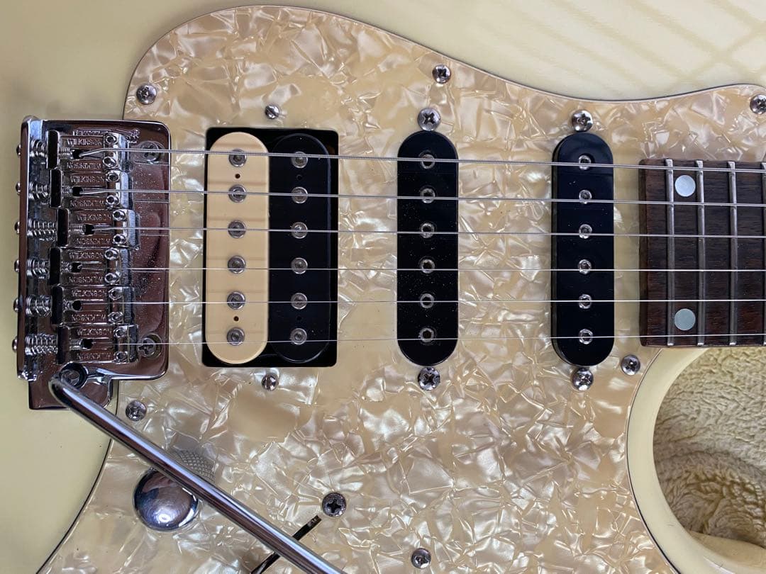 24フレットミディアムスケール　ディマジオ　ロック式トレモロ　マグナムロックペグ