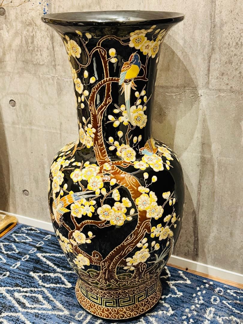 (39) 美しい東洋陶器の床置き花瓶。桜と鳥が描かれ彫刻されています。