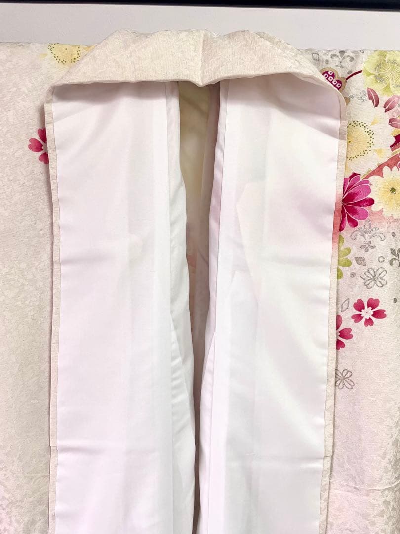 ［振袖］正絹　やわらかい白　生成り　桜　牡丹　蝶　箔　成人式