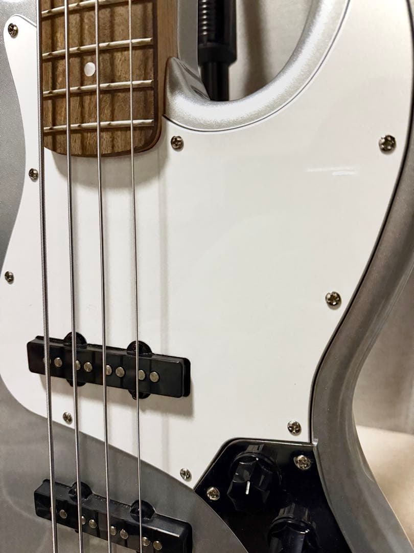 ベース Squier Affinity JAZZ BASS