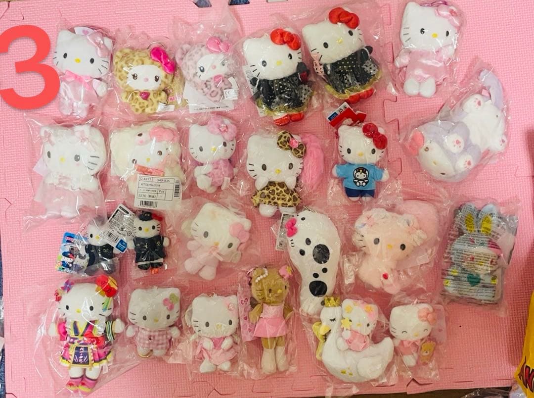 サンリオハローキティマスコットまとめ売り103個？