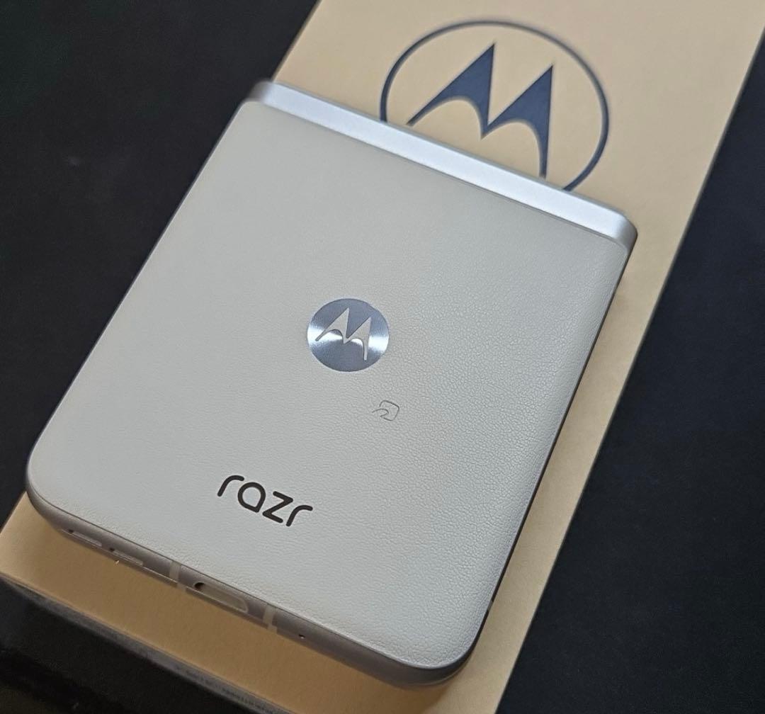Motorola razr 40 ほぼ未使用 バニラクリーム 256GB