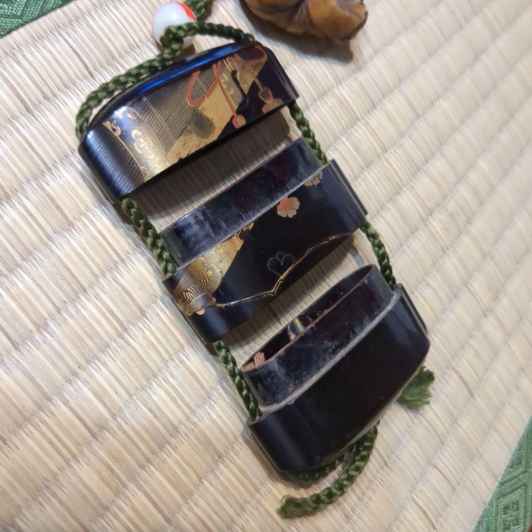 印籠　金蒔絵梅の花　人物根付