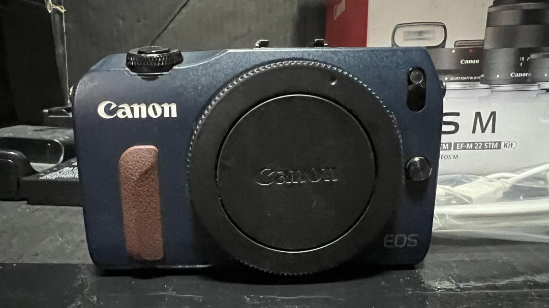Canon EOS M ミラーレスカメラ 青 中古　難有