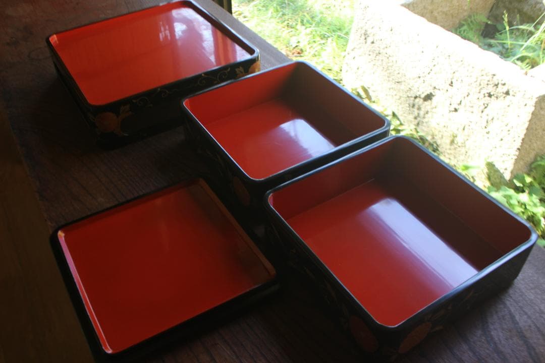 デッドストック！端正な内朱黒漆に優美な菊唐草蒔絵の映える台付二段重（検重箱お重