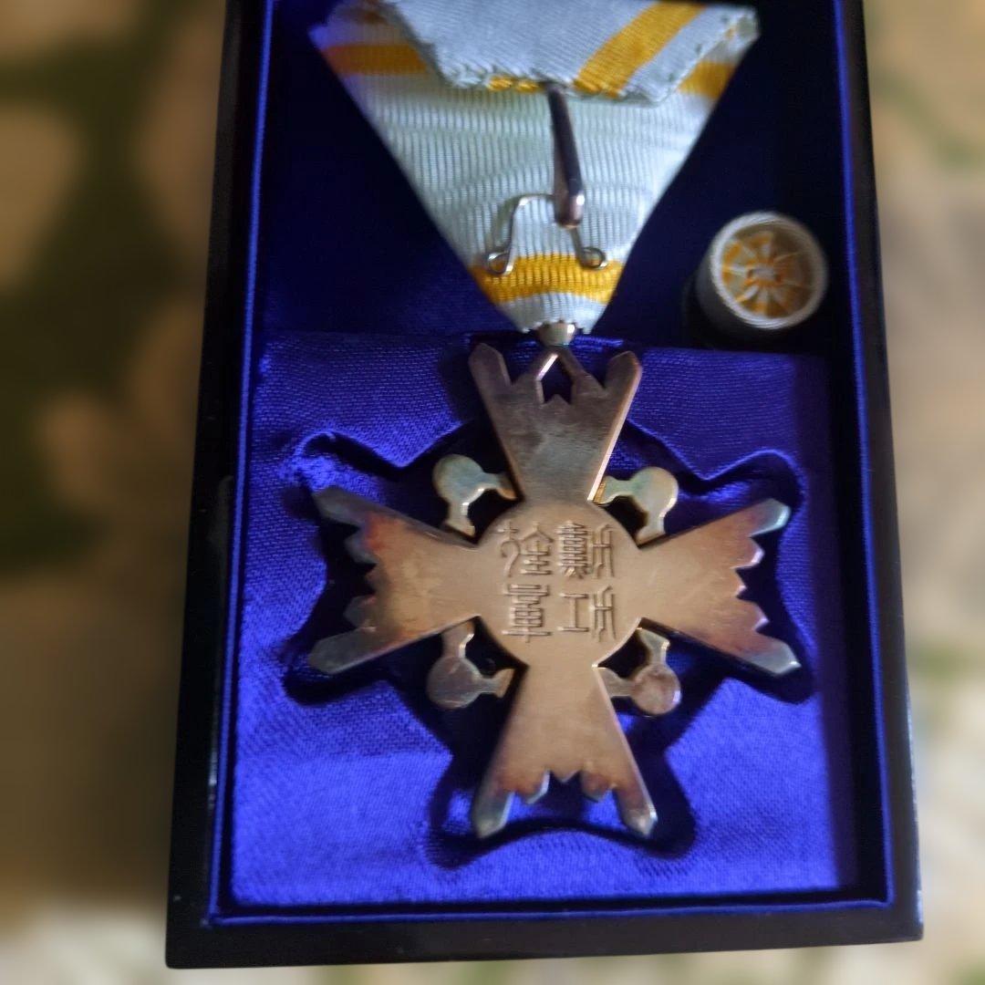 【美品】勲四等 瑞宝章 塗共箱・略綬付き