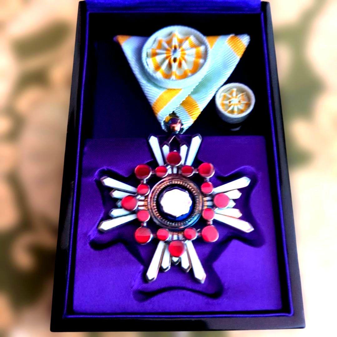 【美品】勲四等 瑞宝章 塗共箱・略綬付き