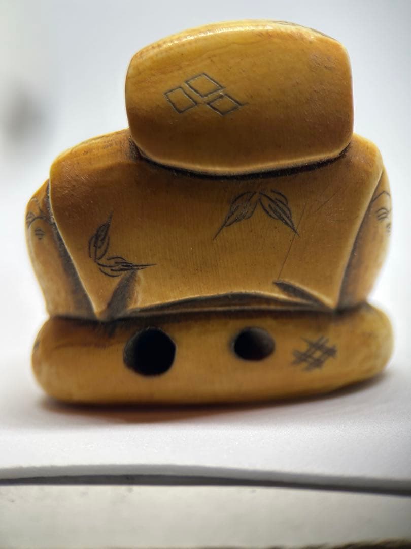 人物根付 二体揃　在銘「千広」「白之」 牙風彫刻 時代根付　骨素材