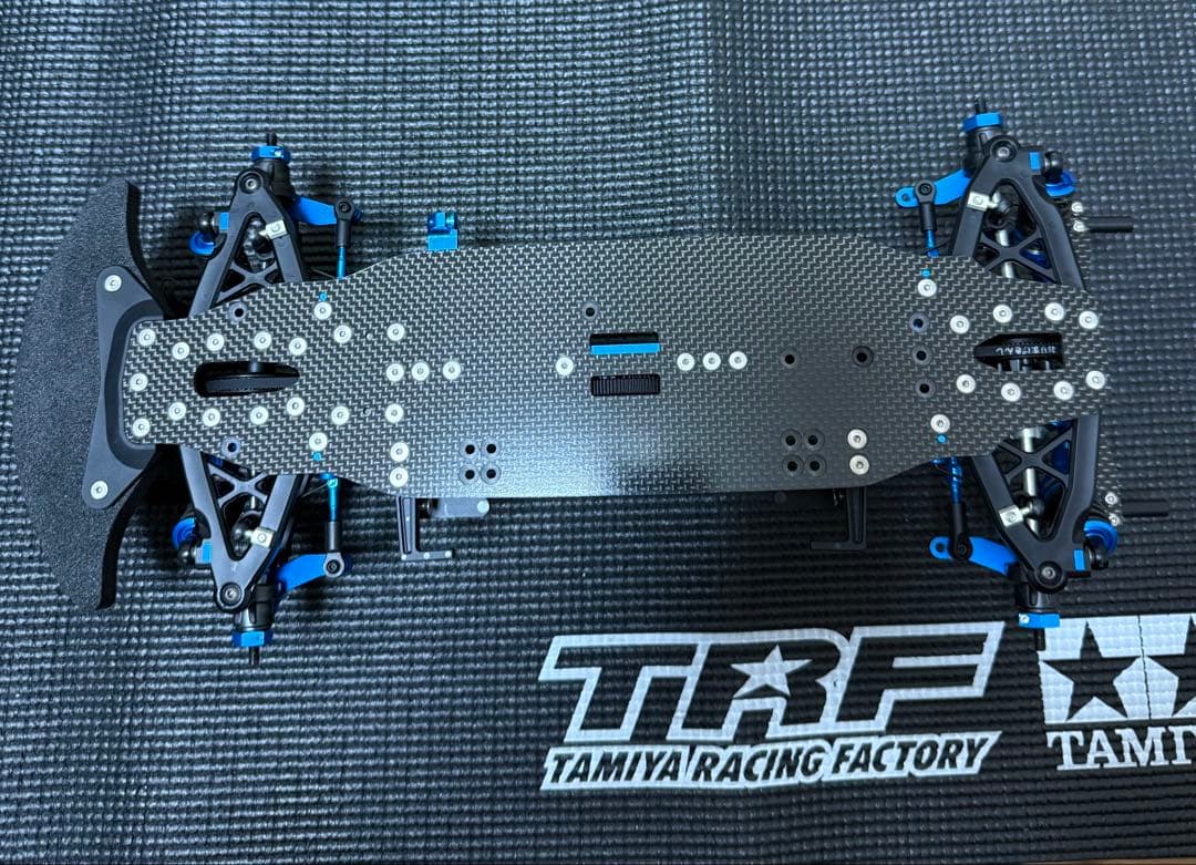 タミヤ　TRF421 (スペアパーツ付き)
