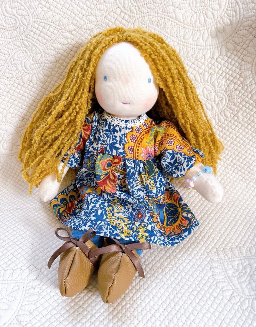 ウォルドルフ人形　ケープの女の子