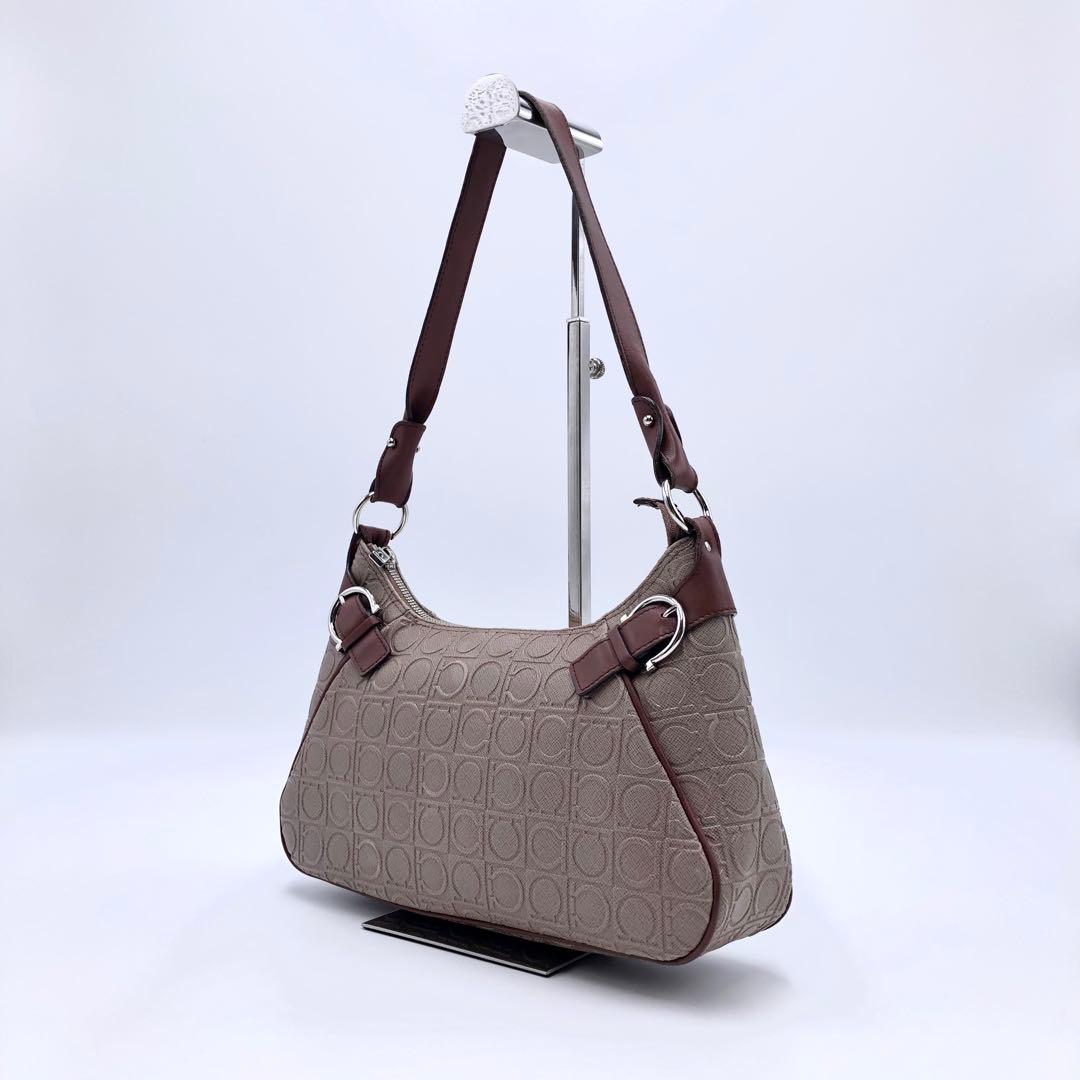 サルヴァトーレフェラガモ アクセサリーポーチ ガンチーニ エンボス バッグ