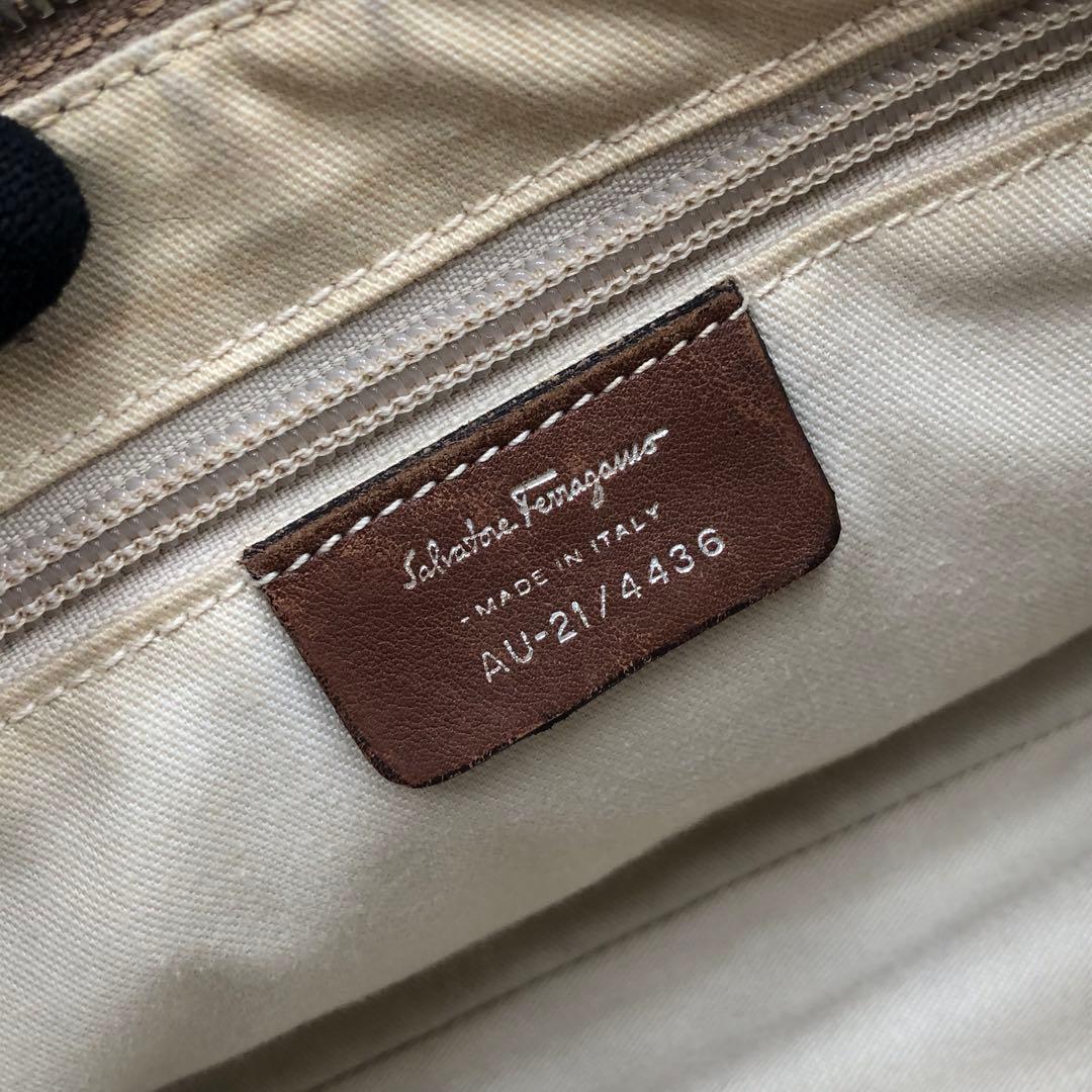 サルヴァトーレフェラガモ アクセサリーポーチ ガンチーニ エンボス バッグ