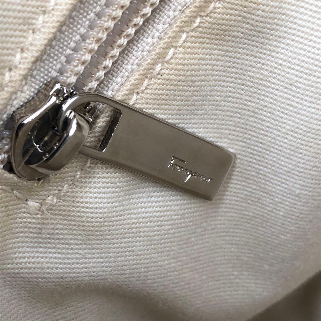 サルヴァトーレフェラガモ アクセサリーポーチ ガンチーニ エンボス バッグ