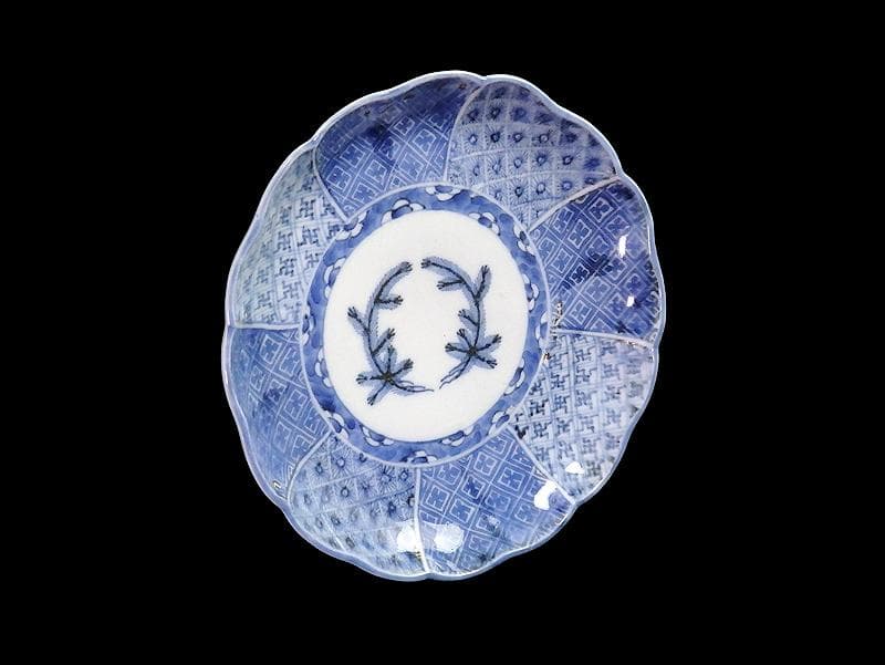 古伊万里　染付　菊花四方襷紋に若松の図　６寸皿　A361A-fbva