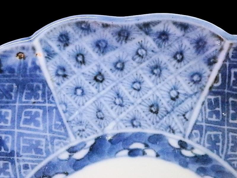 古伊万里　染付　菊花四方襷紋に若松の図　６寸皿　A361A-fbva