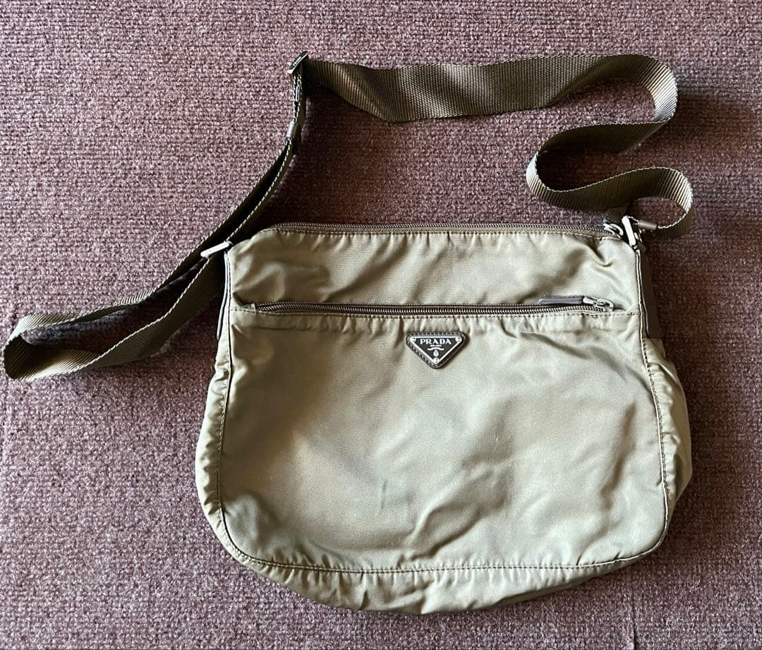 プラダ　ナイロン製ショルダーバッグ