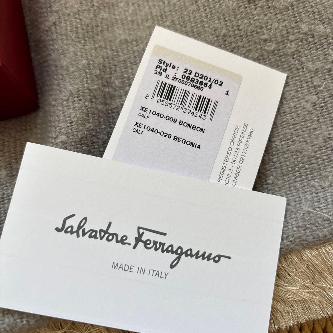【美品】Salvatore Ferragamo 二つ折り財布 ガンチーニ
