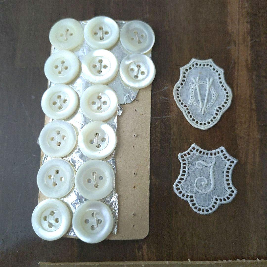 アンティーク お菓子の箱 と 手芸材料 糸巻き 待ち針 モチーフ ボタン