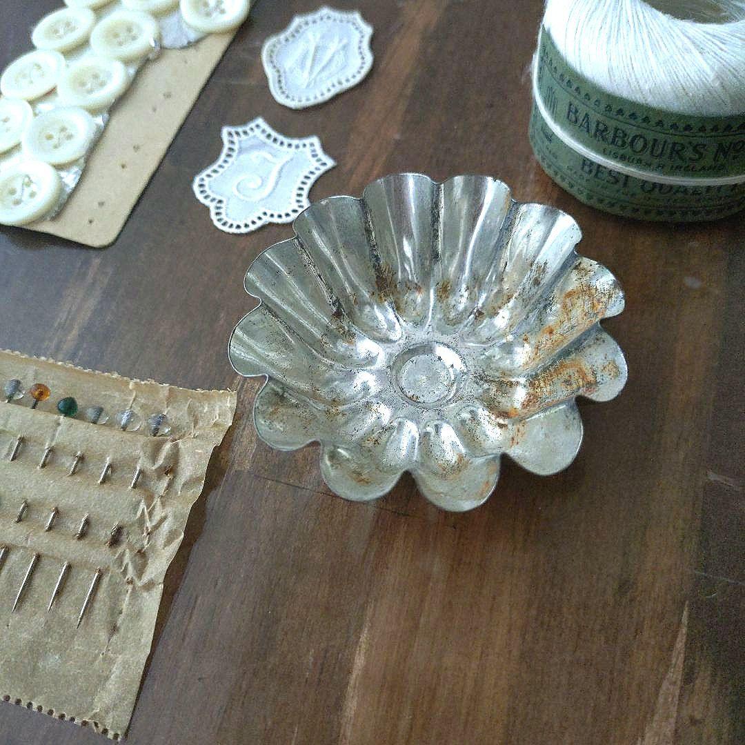 アンティーク お菓子の箱 と 手芸材料 糸巻き 待ち針 モチーフ ボタン