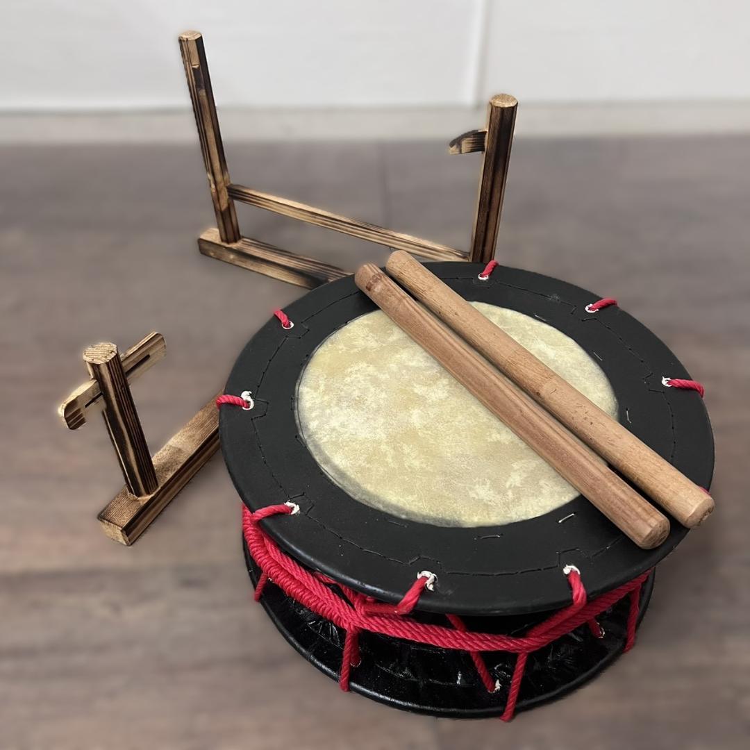 【新品】【蔵出し】締め太鼓 牛革 和太鼓 バチ付 台付 平太鼓 入門用