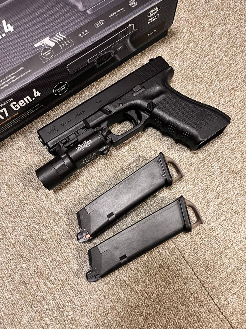 東京マルイ　G17 gen4 ライト　予備マガジン付き