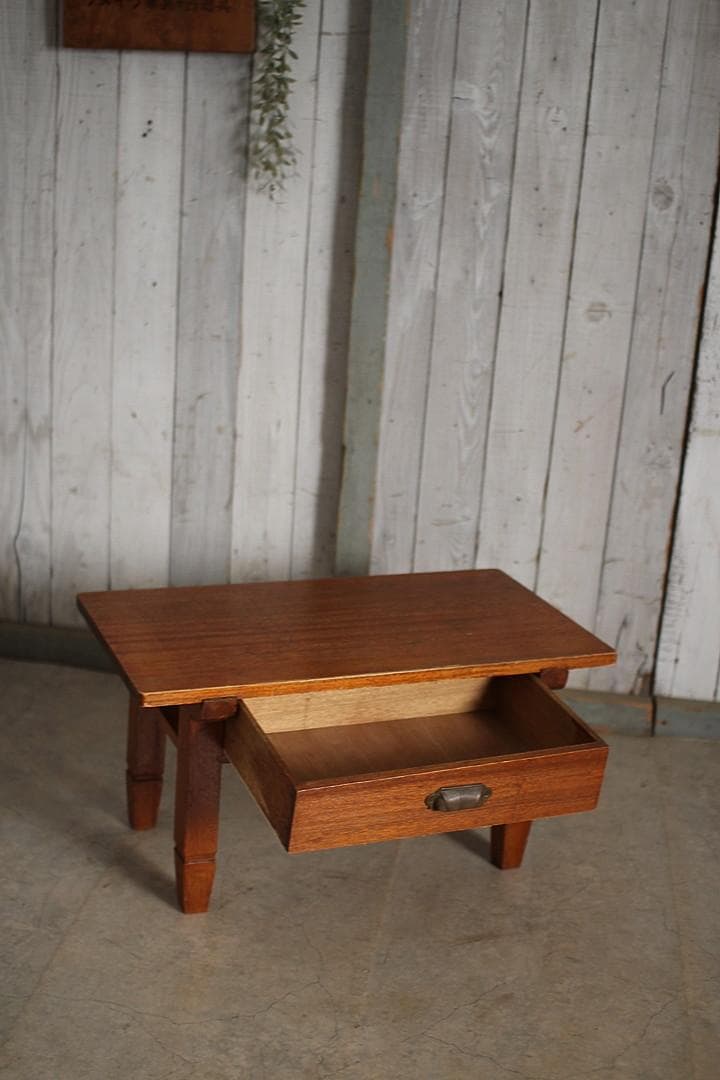 小ぶりな木製の机　引き出し　ローテーブル　サイドテーブル　作業台　文机　古家具