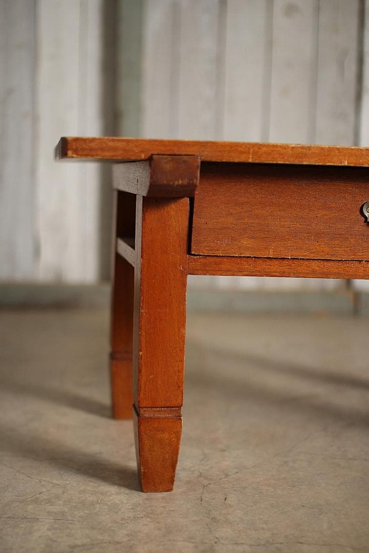 小ぶりな木製の机　引き出し　ローテーブル　サイドテーブル　作業台　文机　古家具