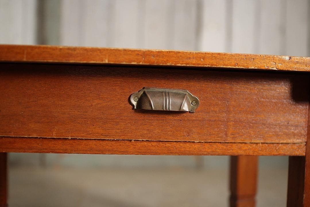 小ぶりな木製の机　引き出し　ローテーブル　サイドテーブル　作業台　文机　古家具