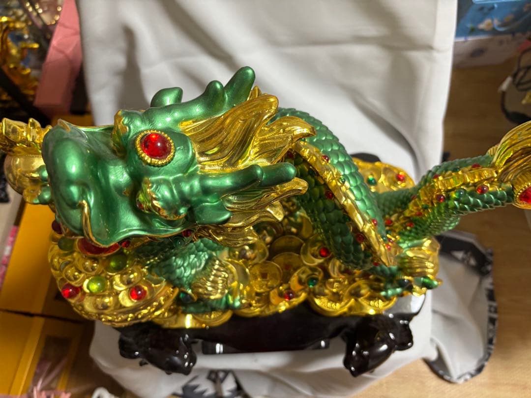緑と金のドラゴン置物