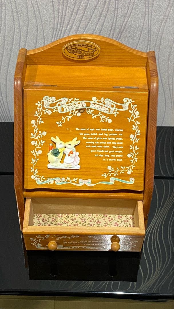 ウサギのフィギュア付き木製オルゴール