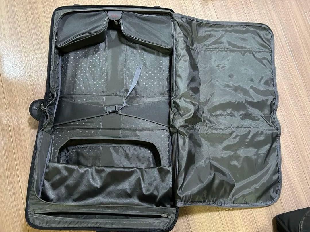 (週末セール)TUMIガーメント ブラックキャリーケース