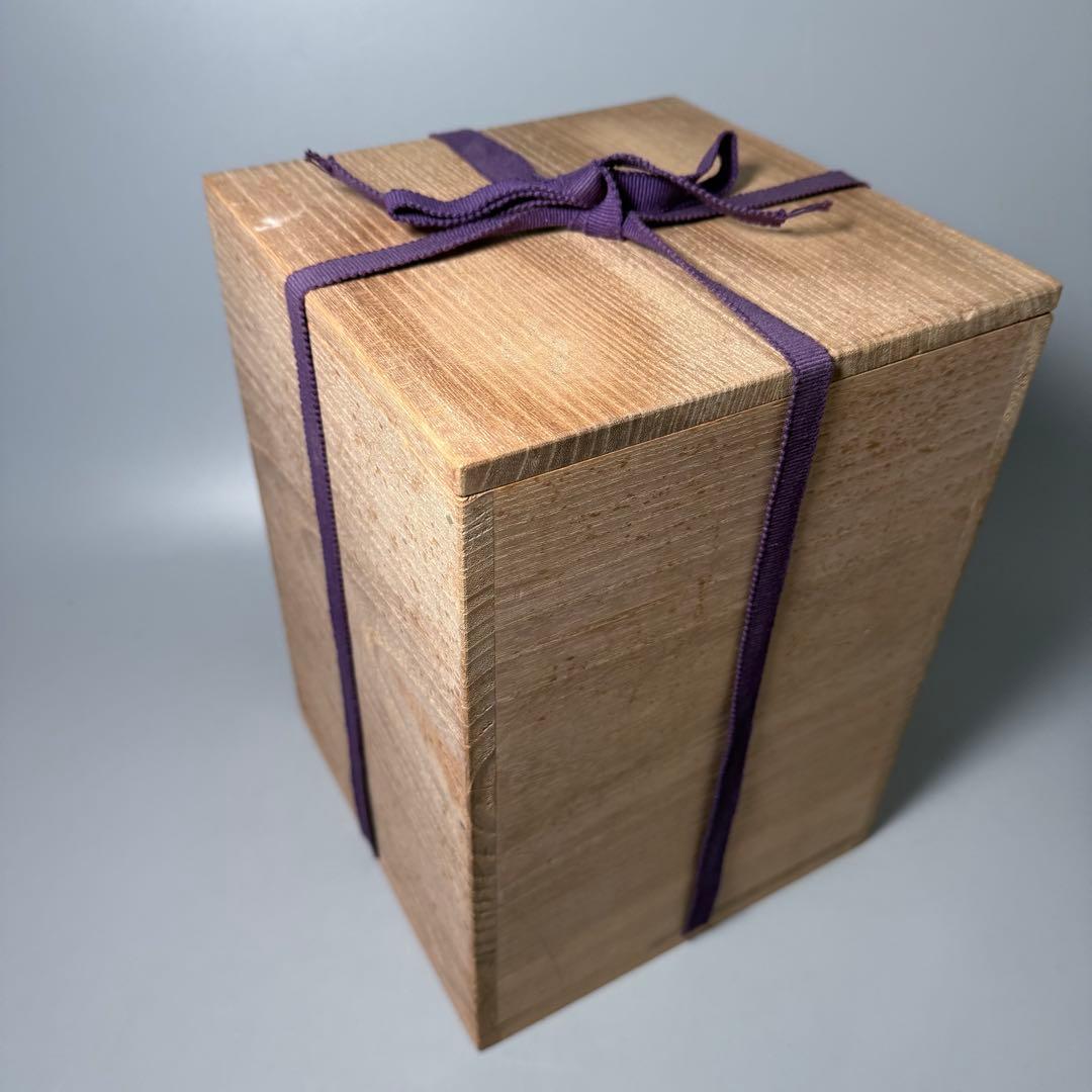 人間国宝　十三代今泉今右衛門　本人作　色絵緑地草花文様更紗文花瓶　仕立て箱付