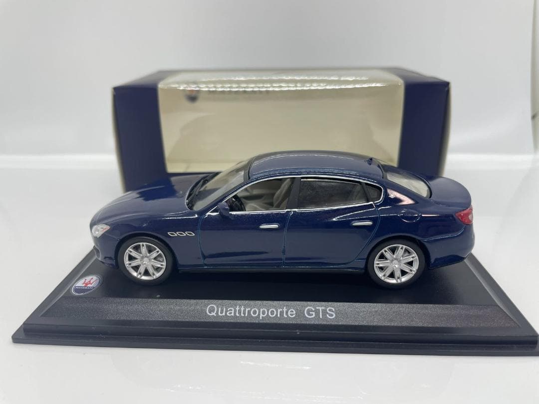 402-438 1/43 マセラティ Quattroporte GTS ブルー