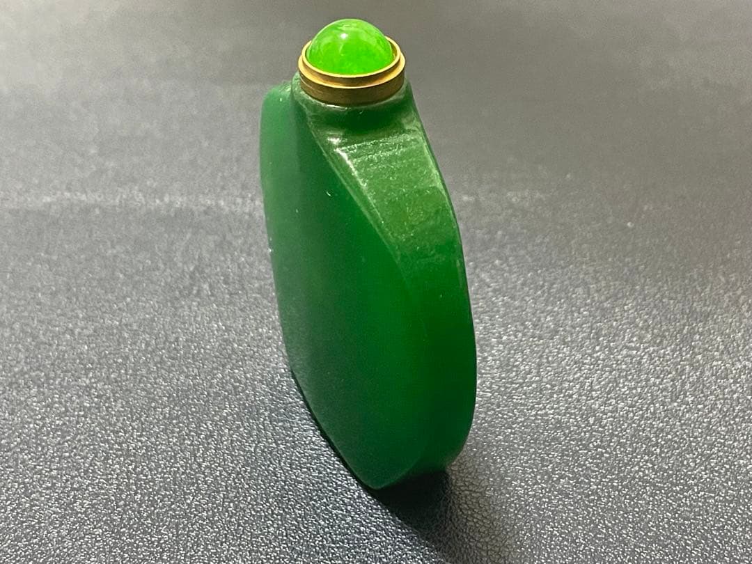 中国美術品　ヒスイ鼻煙壺　翡翠小瓶　時代物　唐物