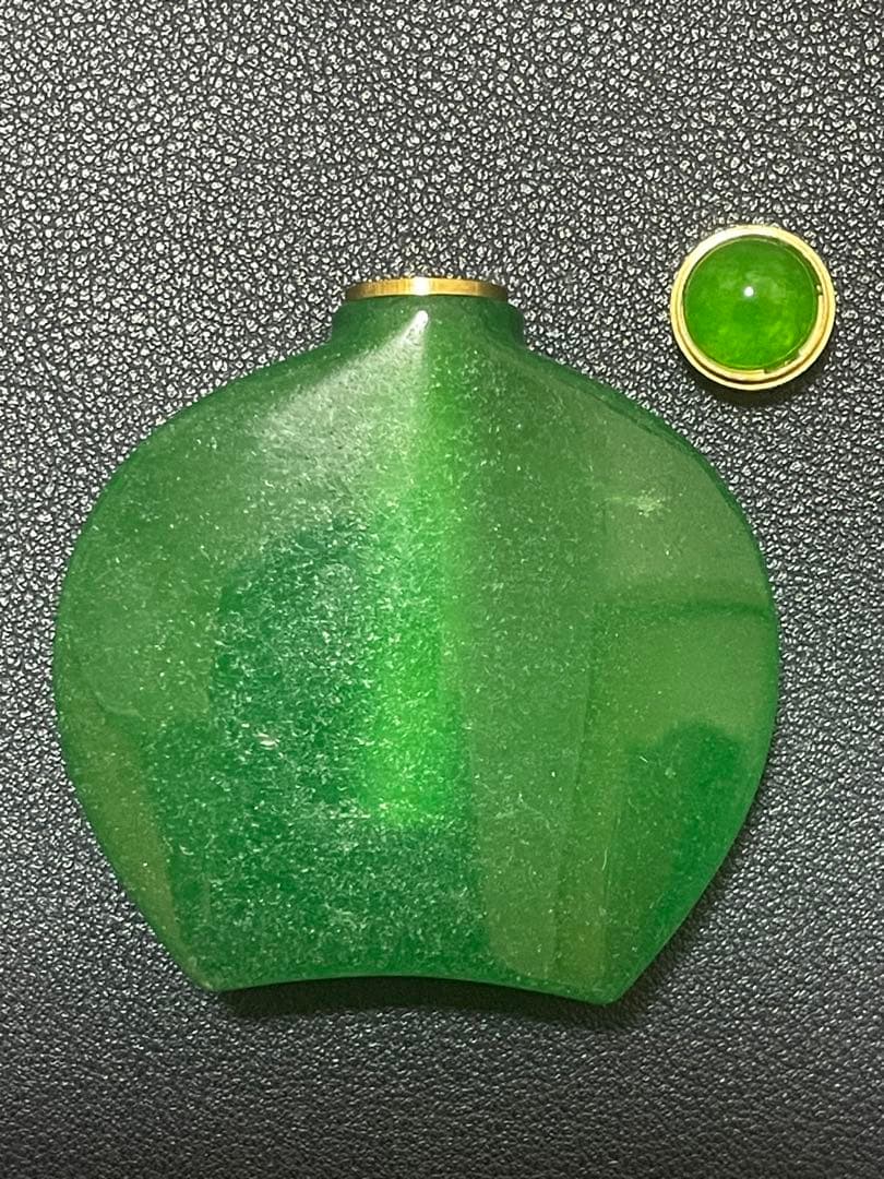 中国美術品　ヒスイ鼻煙壺　翡翠小瓶　時代物　唐物