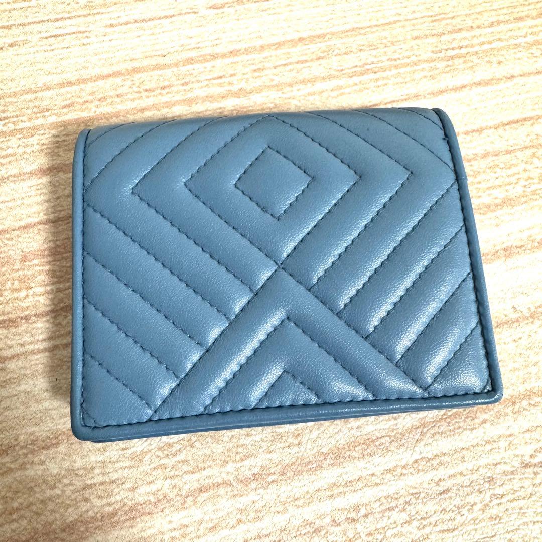 極美品 プラダ 二つ折り ダイアグラム キルティング ブルー 1MV204