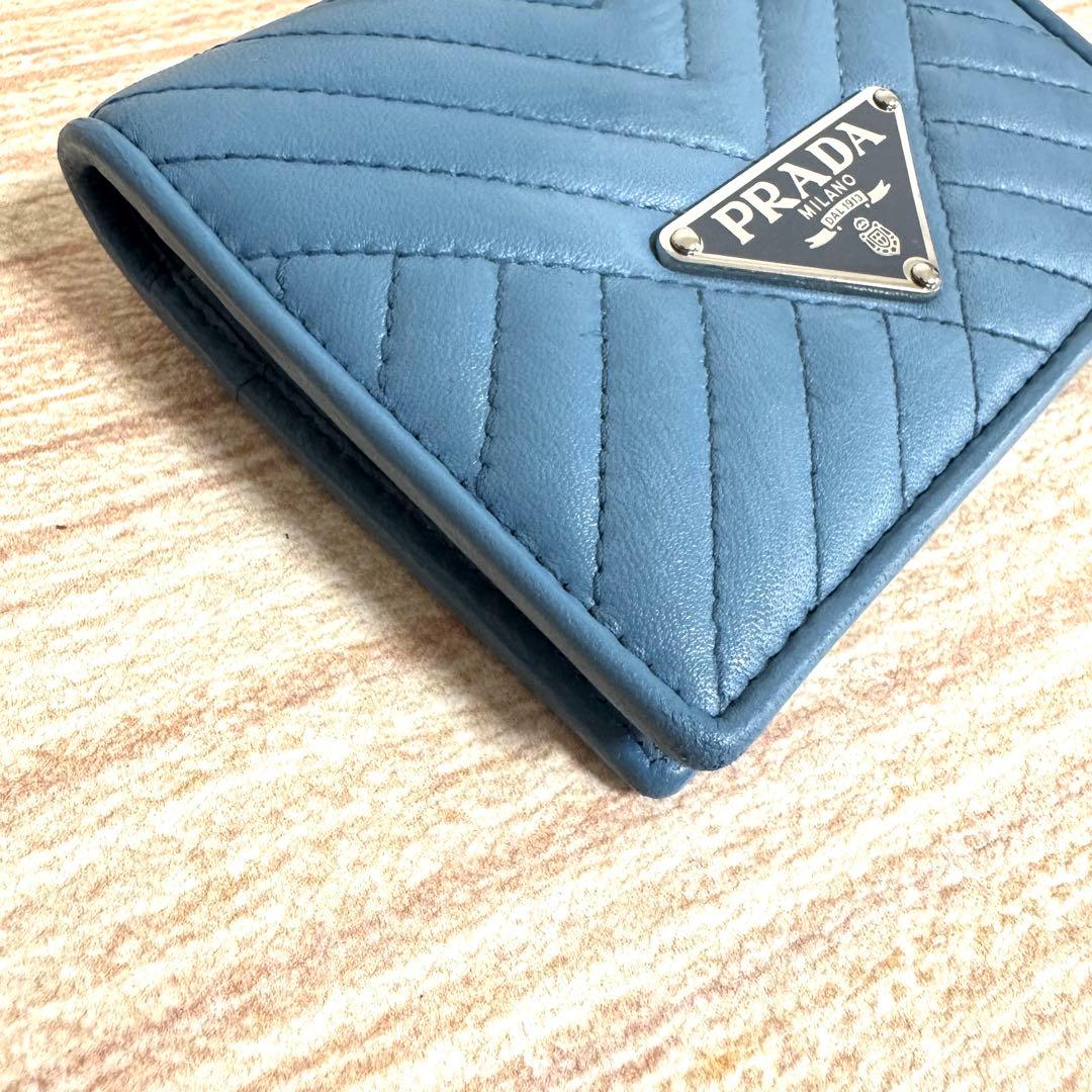 極美品 プラダ 二つ折り ダイアグラム キルティング ブルー 1MV204