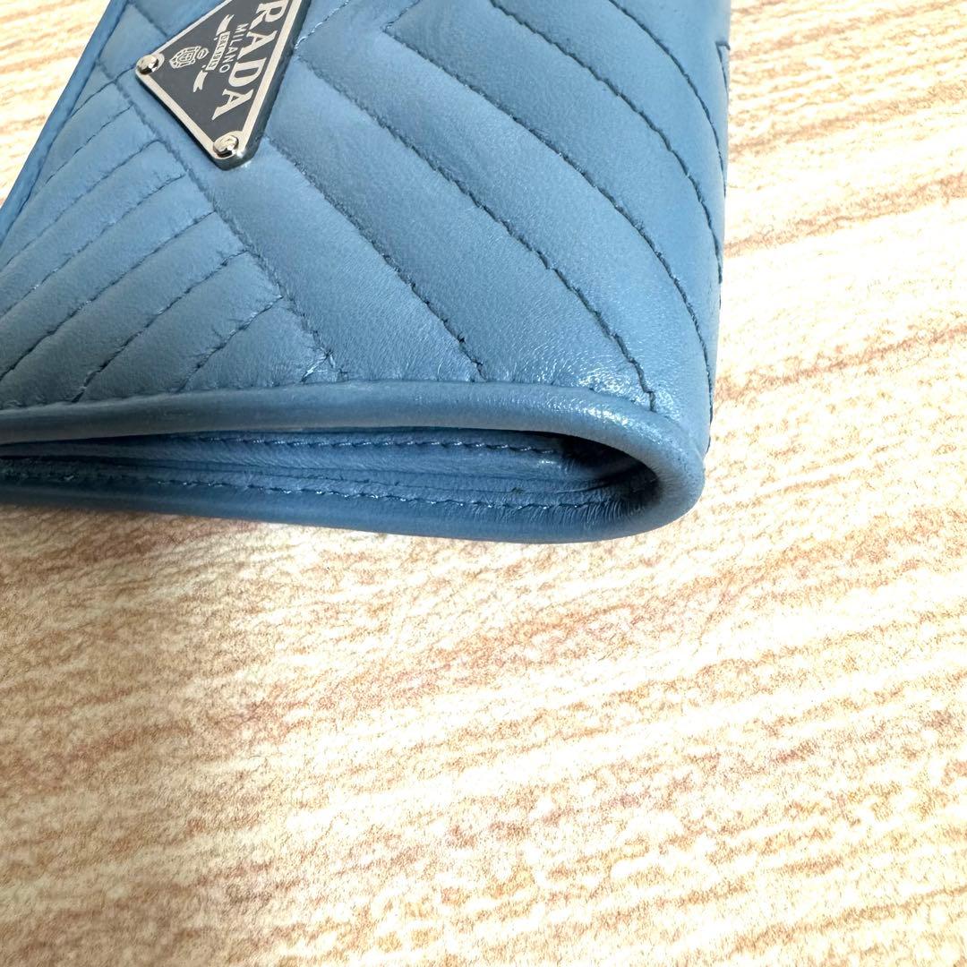 極美品 プラダ 二つ折り ダイアグラム キルティング ブルー 1MV204