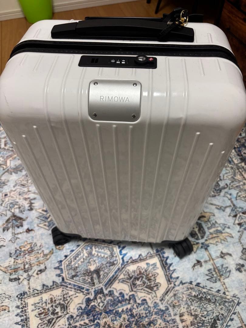 正規品　リモワ RIMOWAエッセンシャルライト CABIN S ４輪