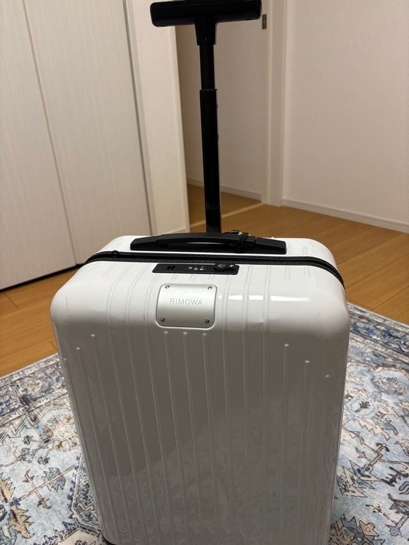 正規品　リモワ RIMOWAエッセンシャルライト CABIN S ４輪