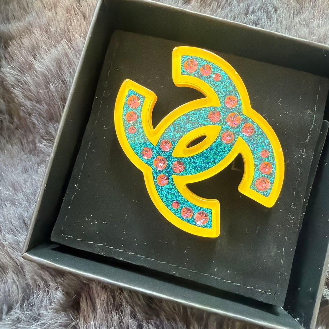 CHANEL イエロー ダブルCロゴ ブローチ