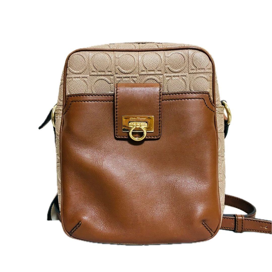 【美品】フェラガモ　ショルダーバッグ　クロスボディ　ガンチーニ　ベージュ　レザー