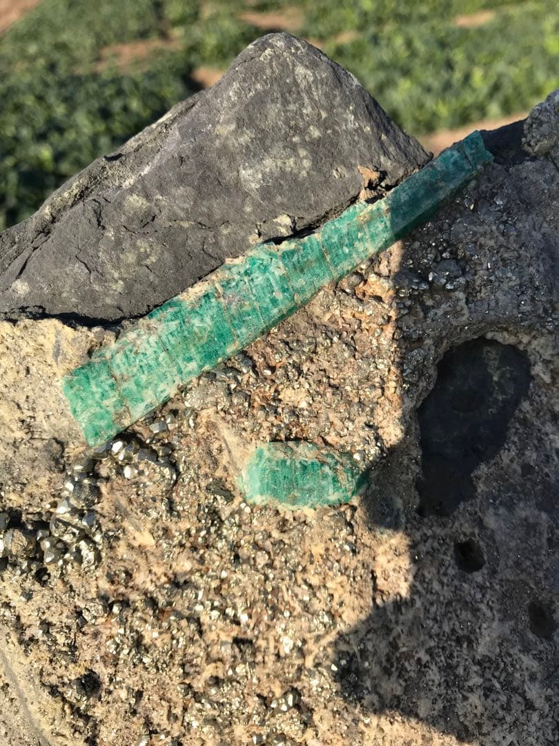 エメラルド原石　パイライト