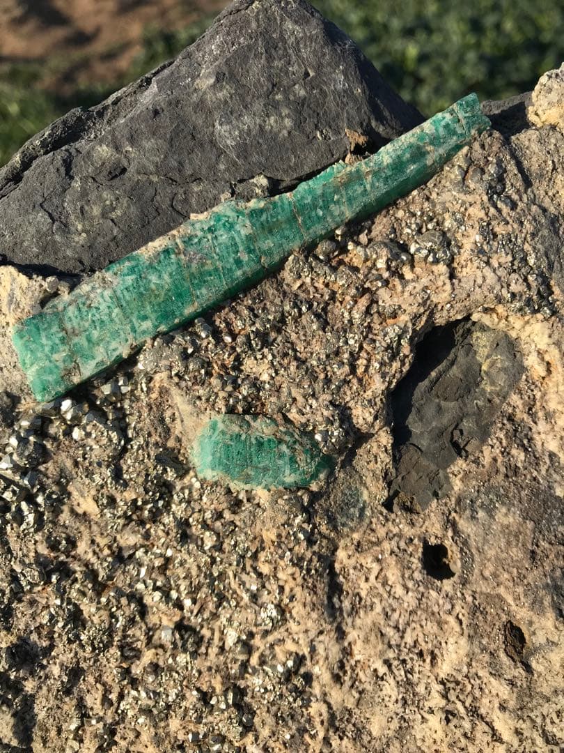 エメラルド原石　パイライト