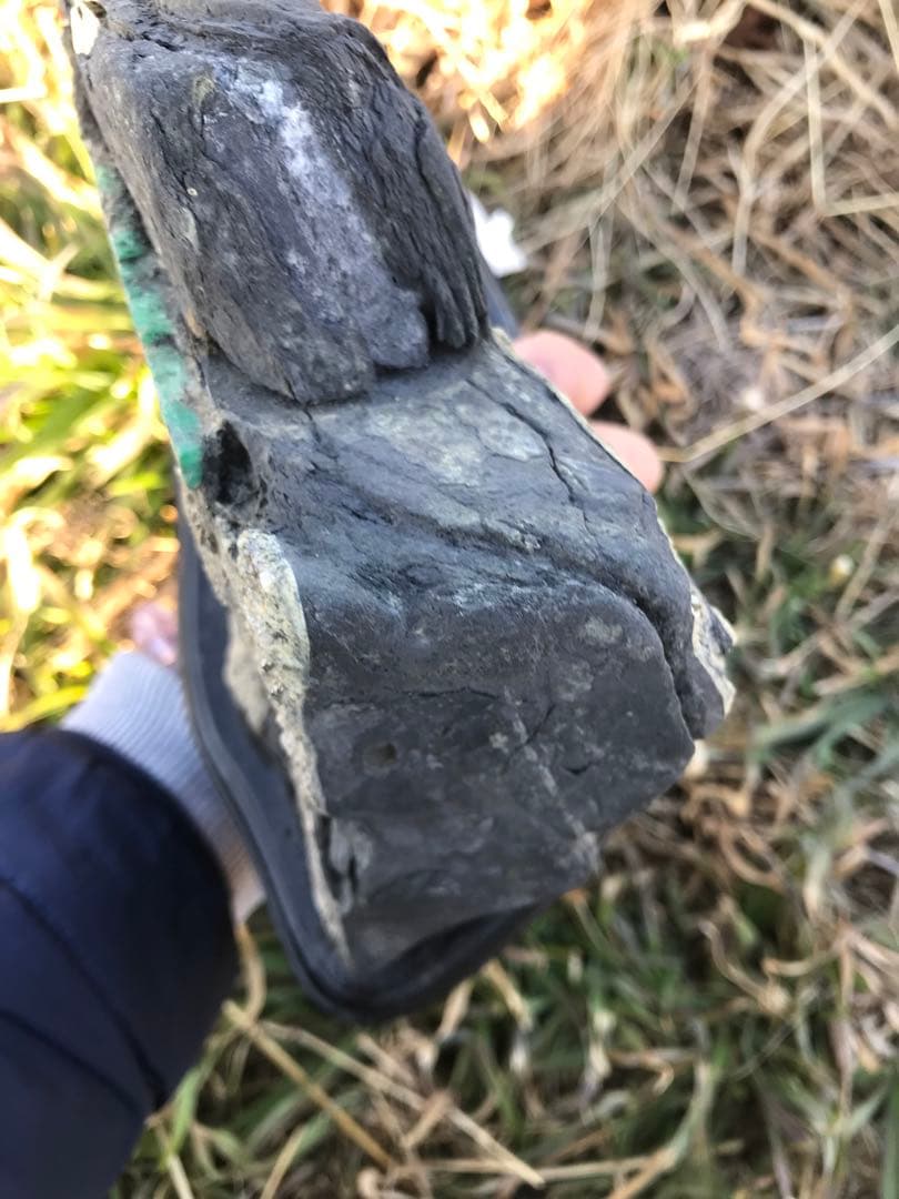 エメラルド原石　パイライト