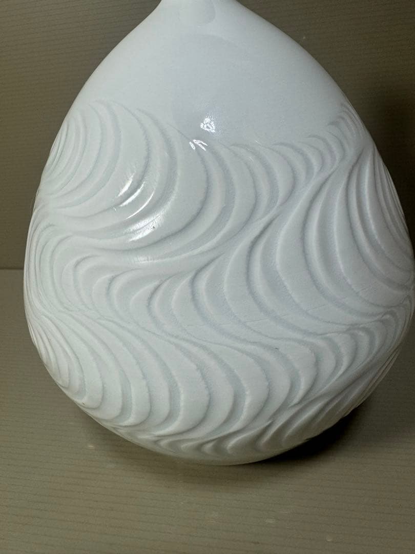 2213 藤井朱明 白磁 流水彫文 花瓶