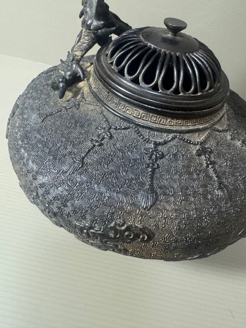 2069 高岡銅器　金工師 米田秀保 造  蝋型鋳銅 立龍提手 瓔珞雲図 香炉