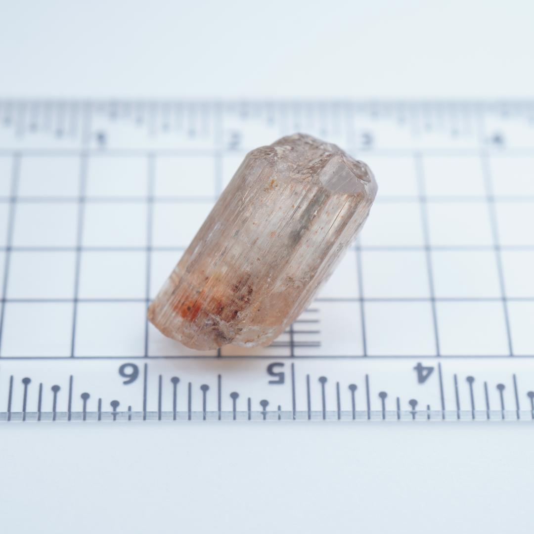 サンストーンスキャポライト　結晶　原石　タンザニア産