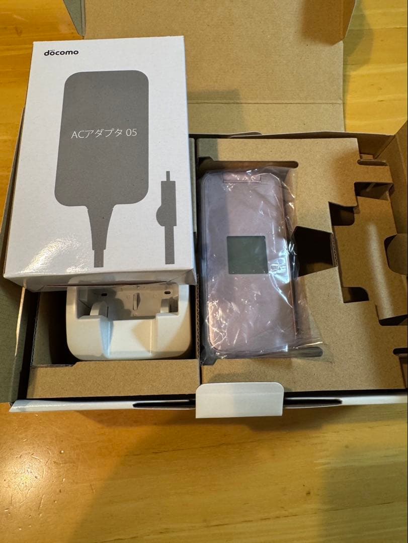 docomo ピンク 携帯電話 本体 充電器付き　らくらくホン　F-01M